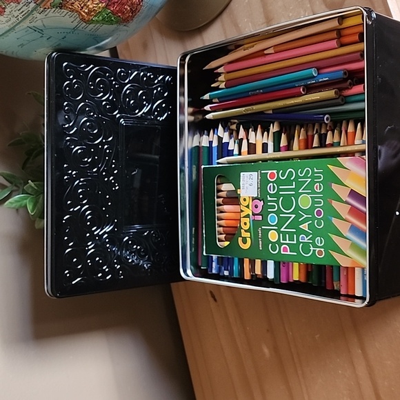 400 + Crayola Colored Pencils in Assorted Shades - Picture 2 of 10